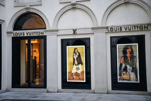 Milan, Italy - September 21, 2018: Louis Vuitton store in Milan.  Montenapoleone area. Fashion week Louis Vuitton shopping Stock Photo - Alamy