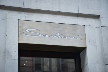 Milan, İtalya - 21 Eylül 2018: Santoni mağaza Milano'da. Montenapoleone alan. Hafta Santoni shopping moda.
