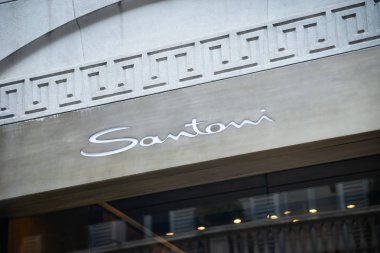 Milan, İtalya - 21 Eylül 2018: Santoni mağaza Milano'da. Montenapoleone alan. Hafta Santoni shopping moda.