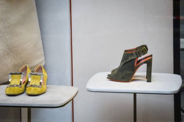 Milan, İtalya - 21 Eylül 2018: Santoni mağaza Milano'da. Montenapoleone alan. Hafta Santoni shopping moda.