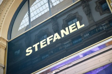 Milan, İtalya - 21 Eylül 2018: Stefanel mağaza Milano'da. Montenapoleone alan. Stefanel hafta alışveriş moda.