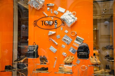 Milan, İtalya - 21 Eylül 2018: Tod s mağaza Milano'da. Montenapoleone alan. Moda hafta Tod s alışveriş.