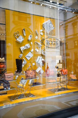 Milan, İtalya - 21 Eylül 2018: Tod s mağaza Milano'da. Montenapoleone alan. Moda hafta Tod s alışveriş.