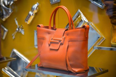 Milan, İtalya - 21 Eylül 2018: Tod s mağaza Milano'da. Montenapoleone alan. Moda hafta Tod s alışveriş.