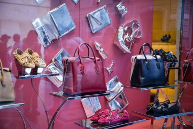 Milan, İtalya - 21 Eylül 2018: Tod s mağaza Milano'da. Montenapoleone alan. Moda hafta Tod s alışveriş.