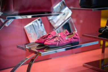 Milan, İtalya - 21 Eylül 2018: Tod s mağaza Milano'da. Montenapoleone alan. Moda hafta Tod s alışveriş.