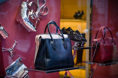 Milan, İtalya - 21 Eylül 2018: Tod s mağaza Milano'da. Montenapoleone alan. Moda hafta Tod s alışveriş.