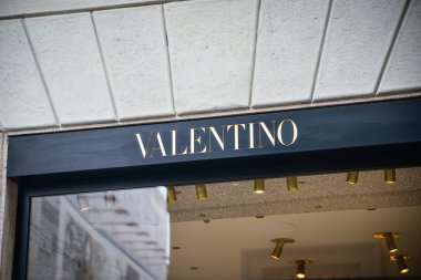 Milan, İtalya - 21 Eylül 2018: Valentino mağaza Milano'da. Montenapoleone alan. Moda Haftası Valentino alışveriş.