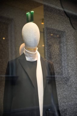 Milan, İtalya - 21 Eylül 2018: Valentino mağaza Milano'da. Montenapoleone alan. Moda Haftası Valentino alışveriş.