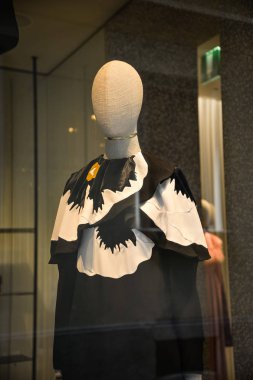 Milan, İtalya - 21 Eylül 2018: Valentino mağaza Milano'da. Montenapoleone alan. Moda Haftası Valentino alışveriş.