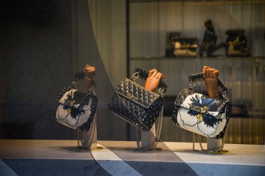 Milan, İtalya - 21 Eylül 2018: Valentino mağaza Milano'da. Montenapoleone alan. Moda Haftası Valentino alışveriş.