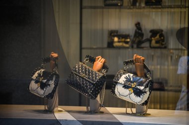 Milan, İtalya - 21 Eylül 2018: Valentino mağaza Milano'da. Montenapoleone alan. Moda Haftası Valentino alışveriş.