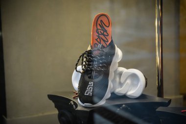 Milan, İtalya - 21 Eylül 2018: Versace mağaza Milano'da. Montenapoleone alan. Versace hafta alışveriş moda.