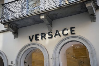 Milan, İtalya - 21 Eylül 2018: Versace mağaza Milano'da. Montenapoleone alan. Versace hafta alışveriş moda.