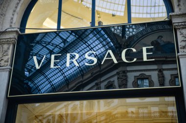 Milan, İtalya - 21 Eylül 2018: Versace mağaza Milano'da. Montenapoleone alan. Versace hafta alışveriş moda.