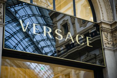 Milan, İtalya - 21 Eylül 2018: Versace mağaza Milano'da. Montenapoleone alan. Versace hafta alışveriş moda.