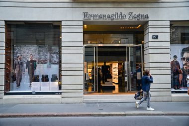 Milan, İtalya - 21 Eylül 2018: Zegna mağaza Milano'da. Montenapoleone alan. Zegna hafta alışveriş moda.