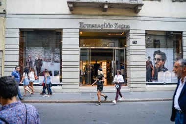 Milan, İtalya - 21 Eylül 2018: Zegna mağaza Milano'da. Montenapoleone alan. Zegna hafta alışveriş moda.