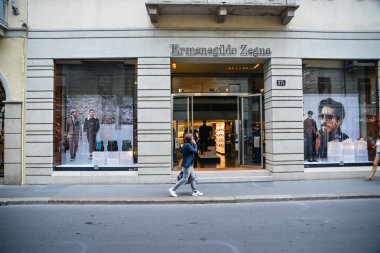 Milan, İtalya - 21 Eylül 2018: Zegna mağaza Milano'da. Montenapoleone alan. Zegna hafta alışveriş moda.