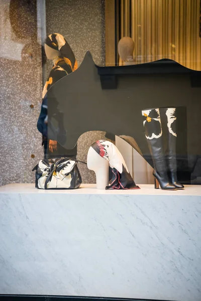 ミラノのミラノ イタリア 2018 バレンチノ店 モンテナポレオーネ通り周辺 ヴァレンティノ ファッション ウィーク ショッピング — ストック写真