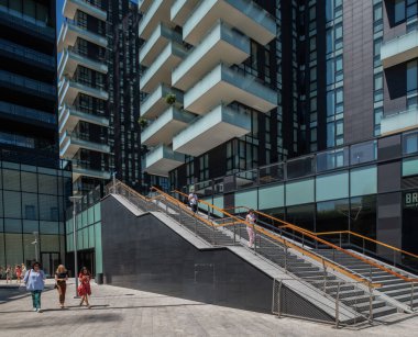 Milan, İtalya - 30 Haziran 2019: Porta Nuova bölgesinin modern yayı