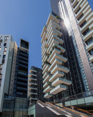 Milan, İtalya - 30 Haziran 2019: Porta Nuova bölgesinin modern yayı