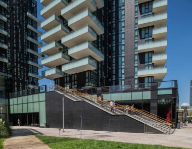 Milan, İtalya - 30 Haziran 2019: Porta Nuova bölgesinin modern yayı