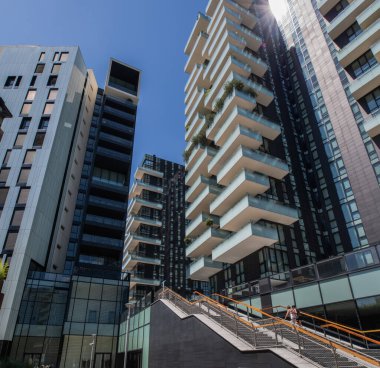 Milan, İtalya - 30 Haziran 2019: Porta Nuova bölgesinin modern yayı