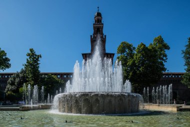 Milan, İtalya - 30 Haziran 2019: Fountain Piazza Castello