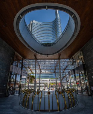 Milan, İtalya - 30 Haziran 2019: Piazza Gae Aulenti, Skyscra