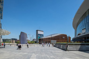 Milan, İtalya - 30 Haziran 2019: Piazza Gae Aulenti, Skyscra