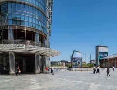 Milan, İtalya - 30 Haziran 2019: Piazza Gae Aulenti, Skyscra