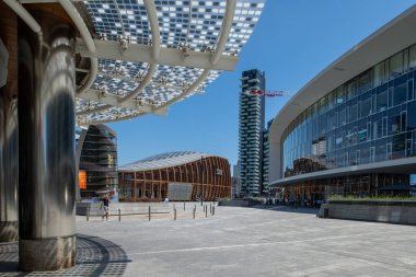 Milan, İtalya - 30 Haziran 2019: Piazza Gae Aulenti, Skyscra