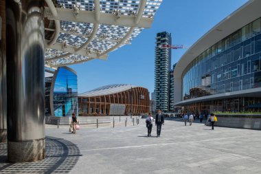 Milan, İtalya - 30 Haziran 2019: Piazza Gae Aulenti, Skyscra