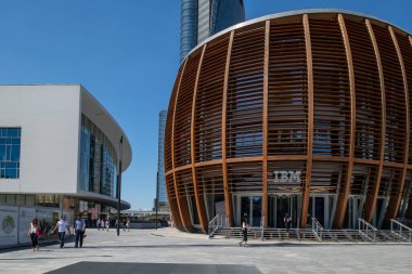 Milan, İtalya - 30 Haziran 2019: Piazza Gae Aulenti, Skyscra