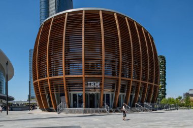 Milan, İtalya - 30 Haziran 2019: Piazza Gae Aulenti, Skyscra