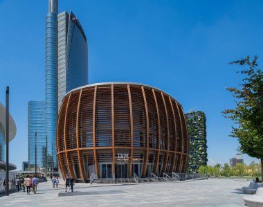 Milan, İtalya - 30 Haziran 2019: Piazza Gae Aulenti, Skyscra