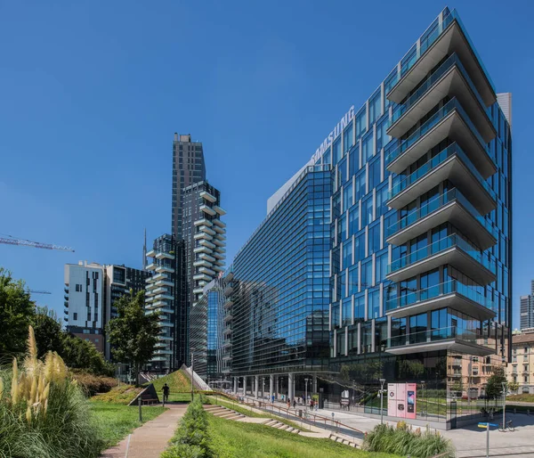 Milan, İtalya - 30 Haziran 2019: Porta Nuova bölgesinin modern yayı