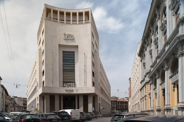 Milan, Italy - 2019 년 6 월 30 일 : View of building of unicredit bank — 스톡 사진