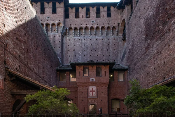 Milán, Italia - 30 de junio de 2019: Vista del Castillo de Sforza - Castell — Foto de Stock