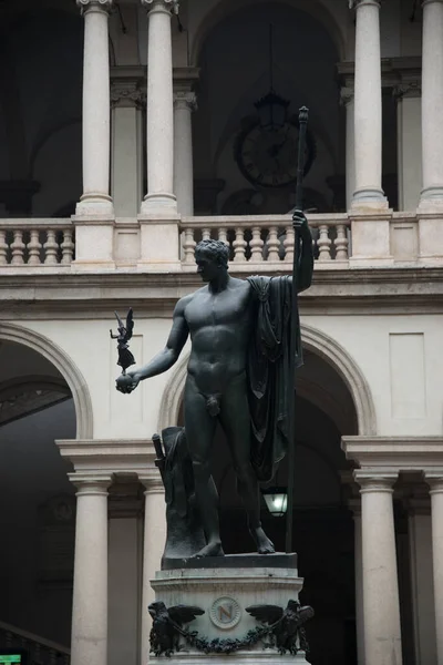 Milán, Italia - 30 de junio de 2019: Vista del patio de la Pinacoteca di — Foto de Stock