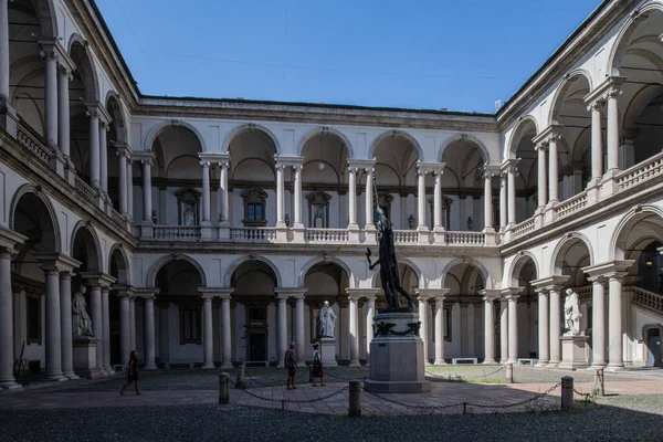 Милан, Италия - 30 июня 2019 года: Вид на внутренний двор Пинакотеки ди — стоковое фото