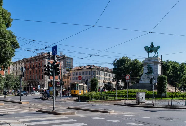 Mediolan, Włochy - 30 czerwca 2019: Widok na Piazza Cairoli — Zdjęcie stockowe