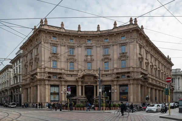 Milan, Italy - 2019 년 6 월 30 일 : view of Piazza cordusio — 스톡 사진