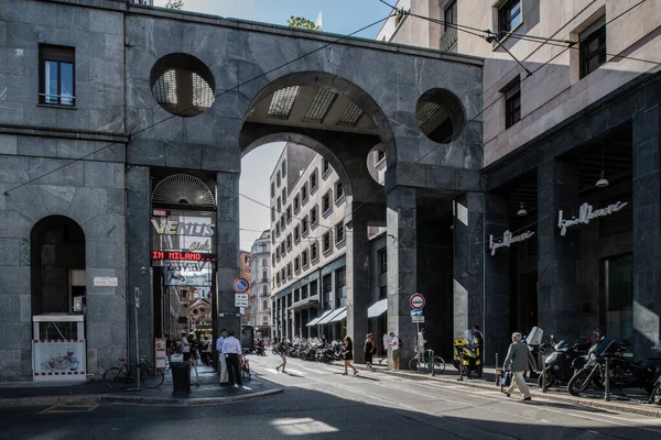 Milan, İtalya - 30 Haziran 2019: Piazza Diaz Gate manzarası — Stok fotoğraf