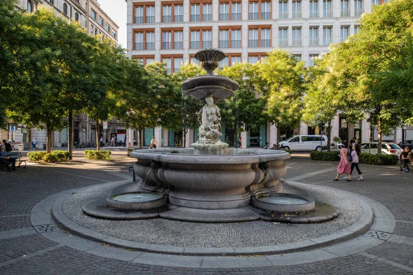 Milão, Itália - 30 de junho de 2019: Vista da Piazza Fontana - Fonte — Fotografia de Stock