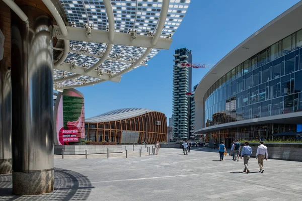 Milão, Itália - 30 de junho de 2019: Vista da Piazza Gae Aulenti, Skyscra Imagens Royalty-Free