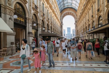 Milan, İtalya - 30 Haziran 2019: Milano 'da Turistlere Bakış