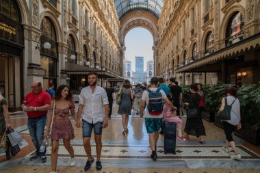 Milan, İtalya - 30 Haziran 2019: Milano 'da Turistlere Bakış