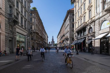 Milan, İtalya - 30 Haziran 2019: Dante Caddesi manzarası